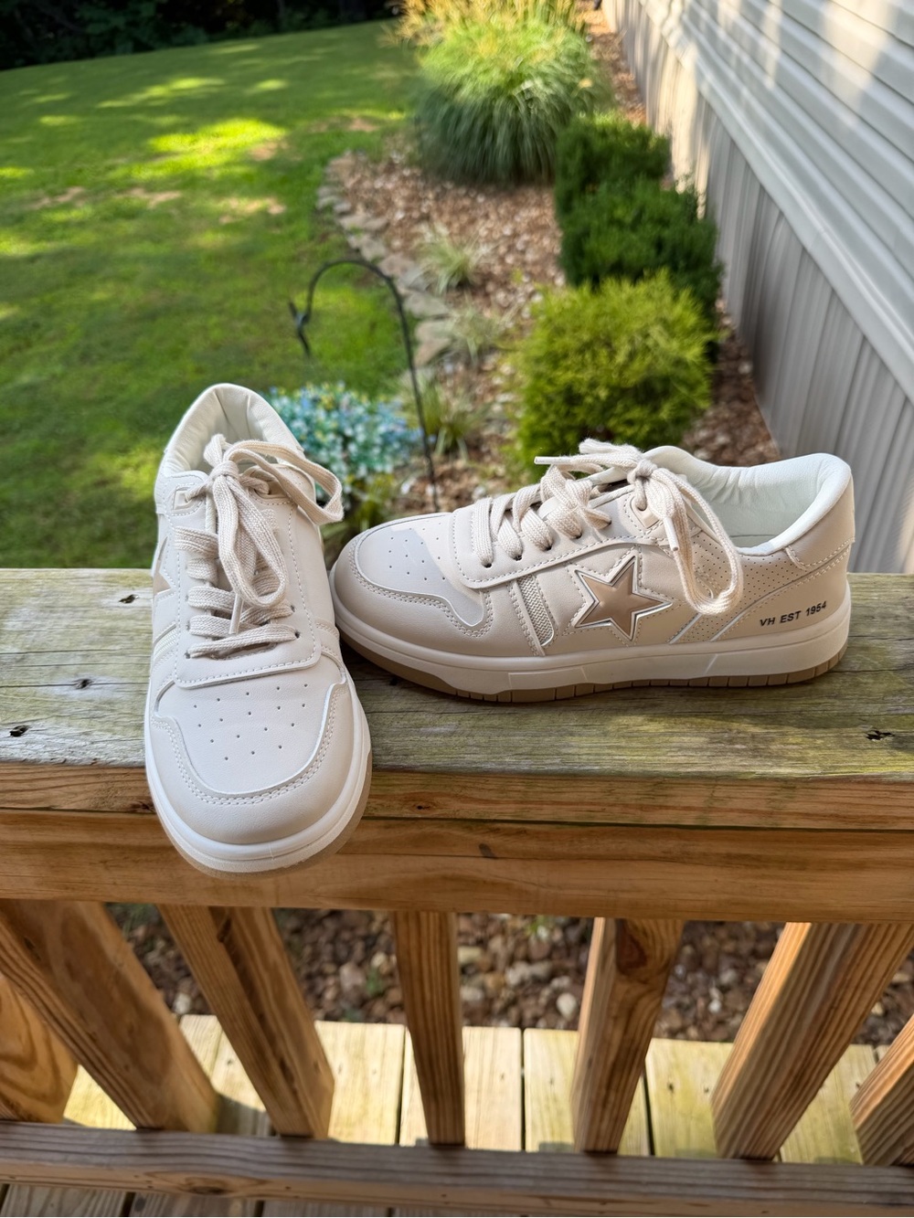Vintage Havana Fresh Neutral Beige Star-Accent Sneakers